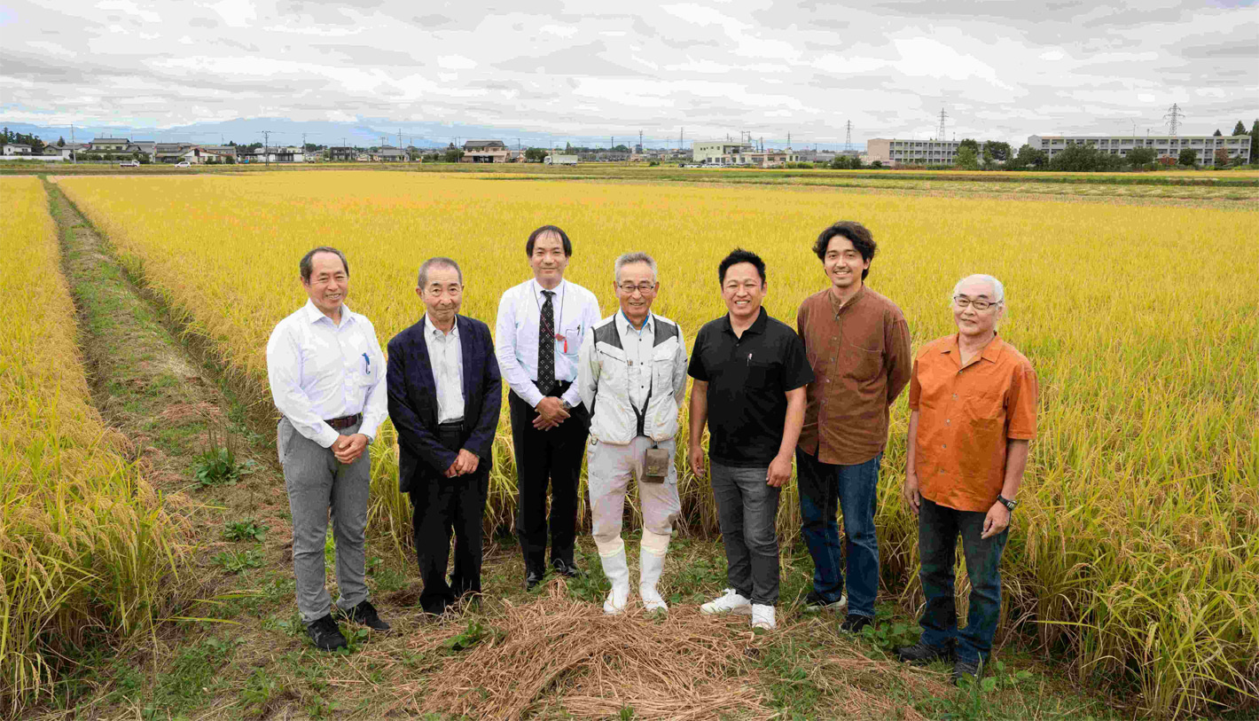 左から、市川米店の市川一雄さん、羽衣商店の比留間正義さん、米穀商 こくぼの小久保一郎さん、JA 福島さくら「福、笑い」研究会会長の遠藤昭夫さん、みのりや米店の堂迫永一さん、稲垣家の稲垣匠冴さん、吾嬬屋米店の関根崇善さん。