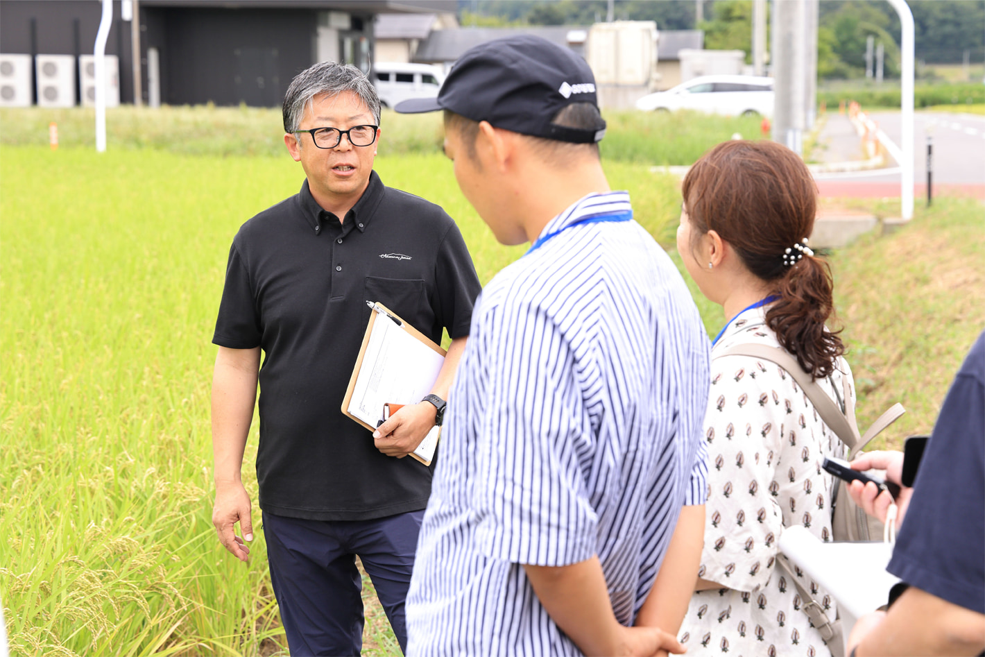 「これからは環境負荷をかけない米作りが必要。」と話す伊藤さん。参加者は生産者の取り組みに聞き入っていた。