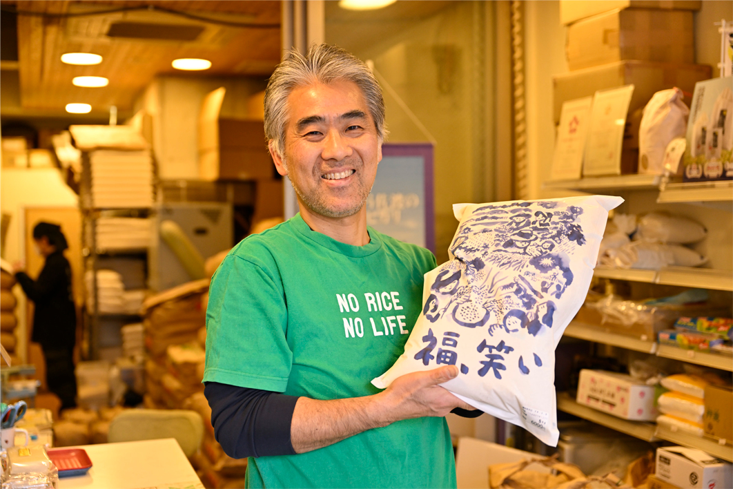 「お米は米袋のデザインも大切。福、笑いは店頭でも目を引きますよ」と小池さん