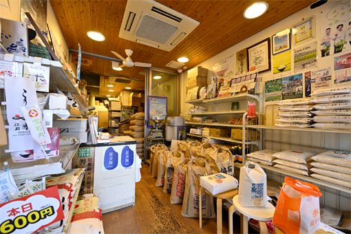所狭しと全国のブランド米がひしめく店内。約8割が都内の有名飲食店に届けられる。