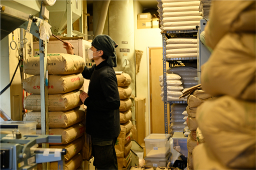 最新の精米機が休み無く動き続け、次々と玄米から白米に精米されてゆく。