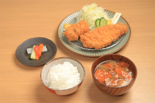 アベル黒豚 ロース＆ヒレカツ定食。福、笑いとの相性は抜群。