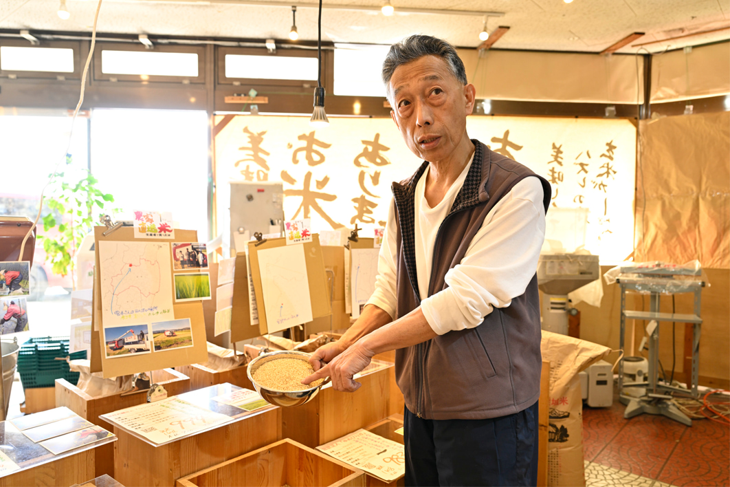 お米の説明に余念が無い佐藤さん。お米はすべて玄米で保存し、注文を受けてから精米する。