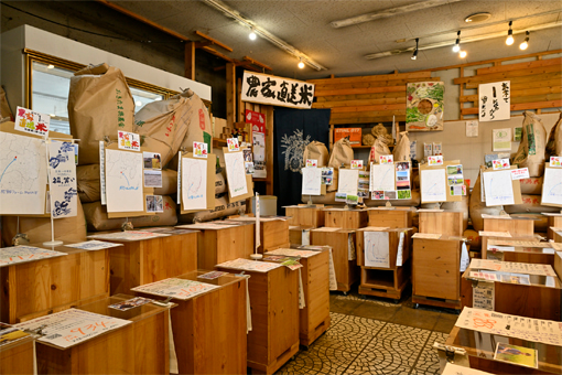 店内のお米のすべてにポップが用意されている。福島米にはミニのぼりを添えるなど、県産米をアピールしている。