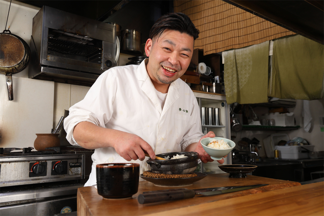 「福島米で作る土鍋ご飯にはファンが多いです」と話しながら、熱々の炊きたてご飯をよそう須田さん。