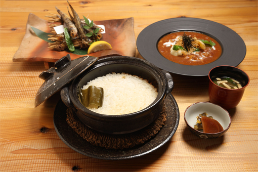 福島県産米を使った土鍋ご飯に合わせるのは「常磐物メヒカリの唐揚げ」に、須田さんが麹など和の要素を取り込んだ「麹町ビーフシチュー」だ。