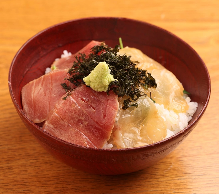 濃厚ごまだれを使った紅白漬け丼